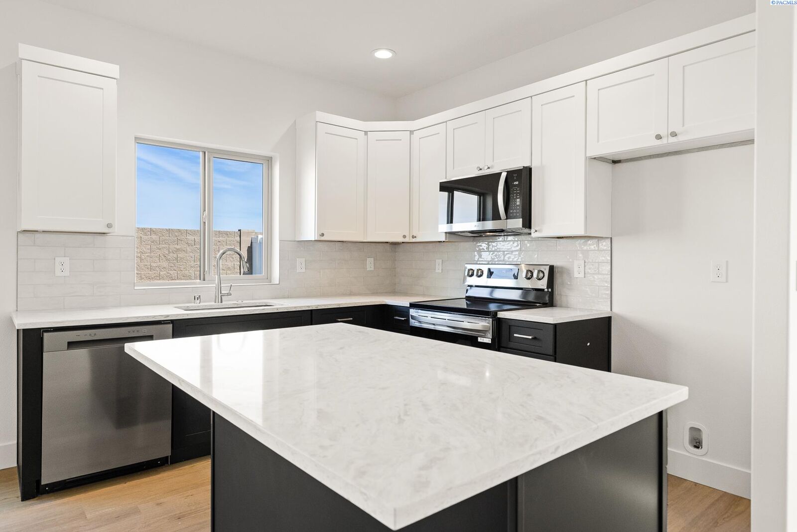 Property Photo: 7480 Grapevine Ct WA 99353