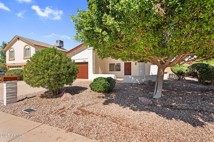 Property Photo: 1310 E Redmon Drive AZ 85283