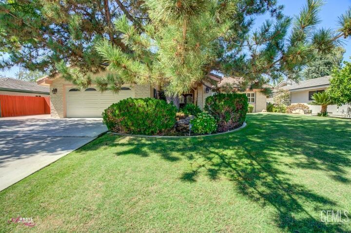 Property Photo: 409 Bermuda Street CA 93309