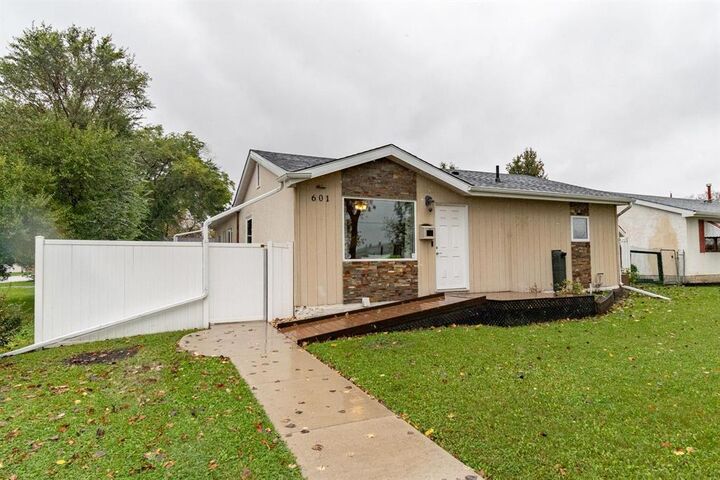 601 Pandora Avenue East  Winnipeg MB R2C 0A6 photo