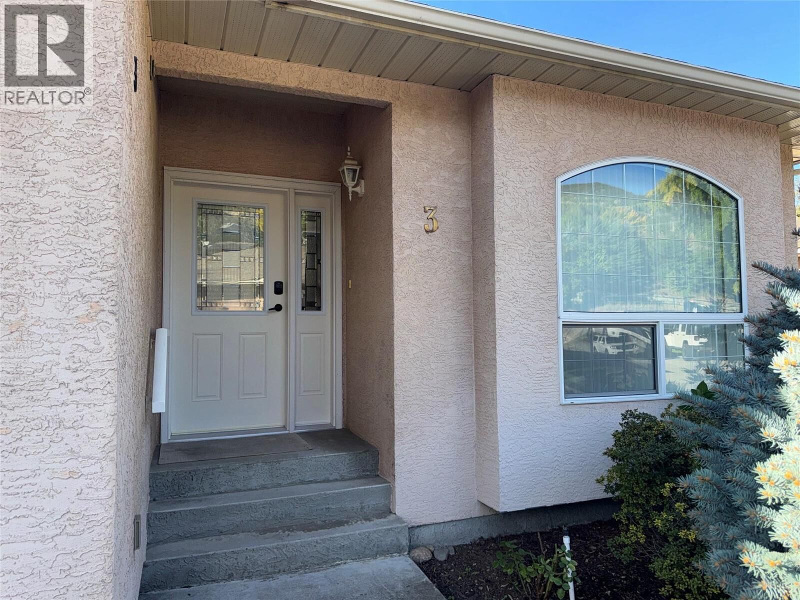 Property Photo:  2205 Rockland Avenue 3  BC V1R 3G3