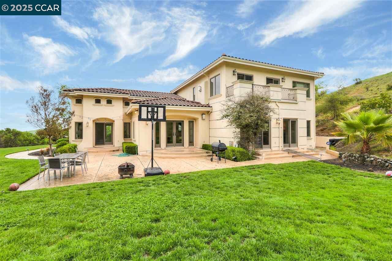 Property Photo: 2851 Spring Creek Ln CA 94598