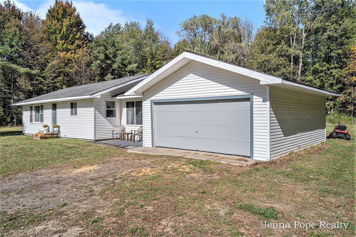Property Photo: 4070 E Fruiport Road MI 49415
