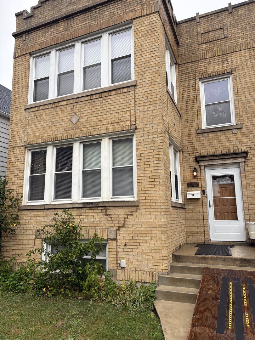 Property Photo:  3523 N Whipple Street  IL 60618 