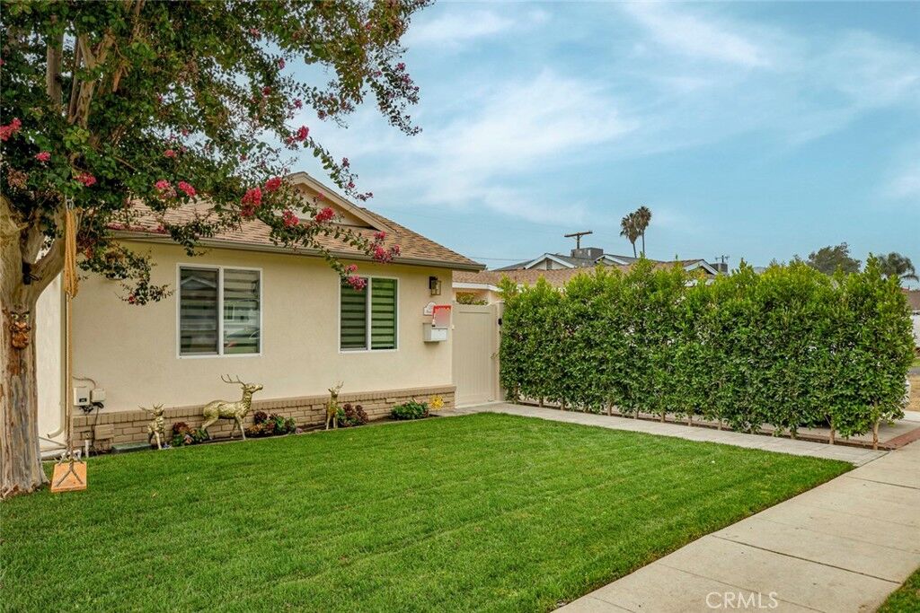 Property Photo: 13932 13930 Wyandotte CA 91405