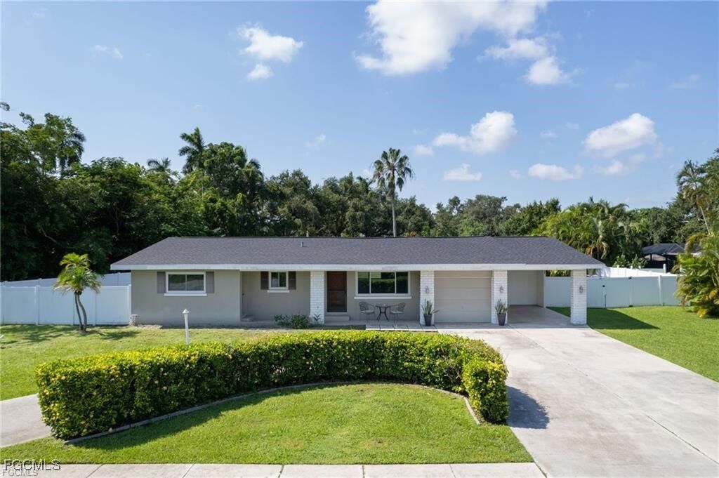 Property Photo: 1380 Sunbury Drive FL 33901