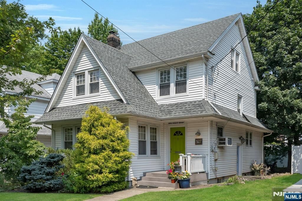 Property Photo:  527 Cumberland Avenue  NJ 07666 