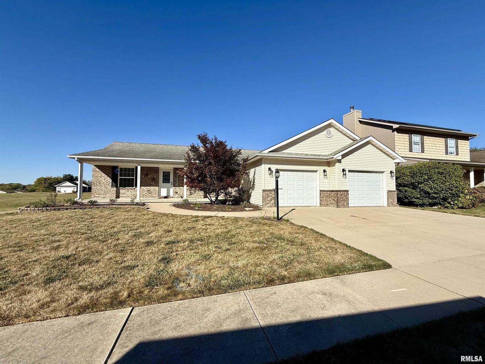 Property Photo:  1601 Greenview Drive  IL 61530