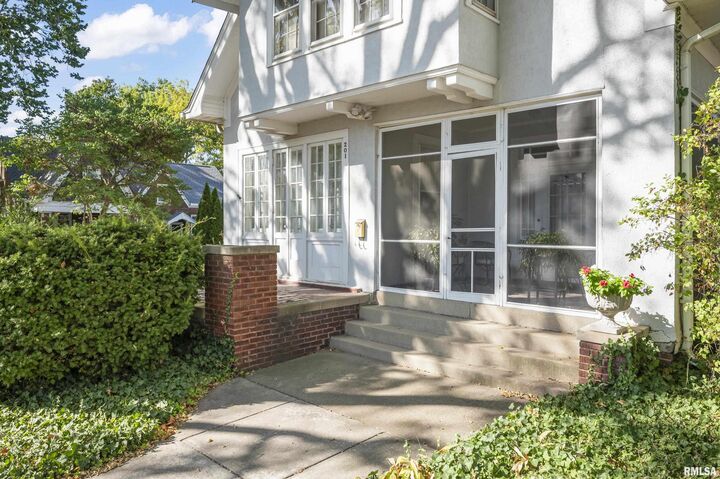 Property Photo:  201 W Hanssler Place  IL 61604 