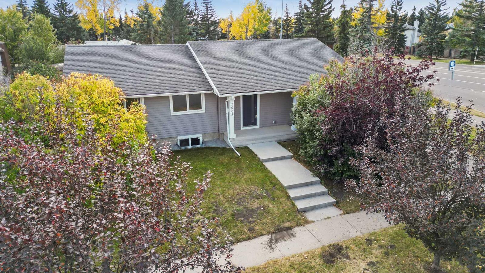 Photo de la propriété: 2003 117 Avenue SW AB T2W 2Y7