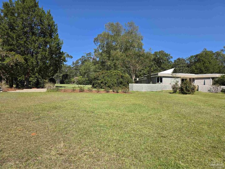Property Photo: 5516 Molino Rd FL 32577