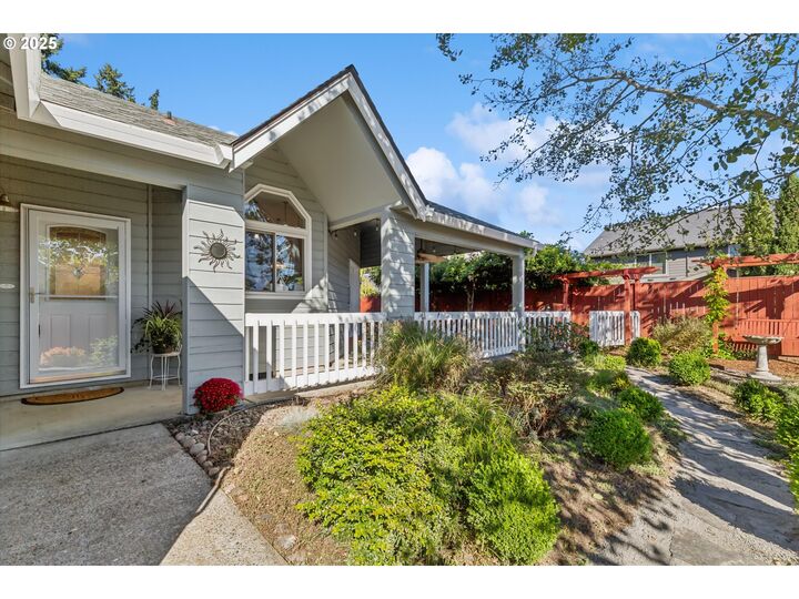 Property Photo:  9935 SW Kable St  OR 97224 