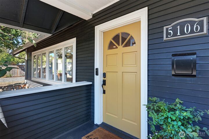 Property Photo:  5106  51st Avenue S  WA 98118