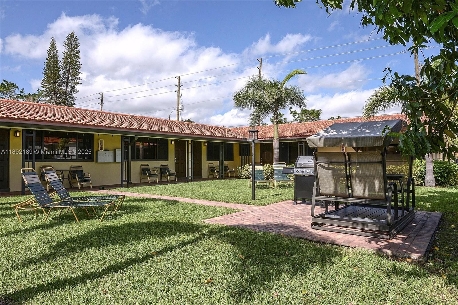 Property Photo: 811 NE 10th St 4 FL 33009
