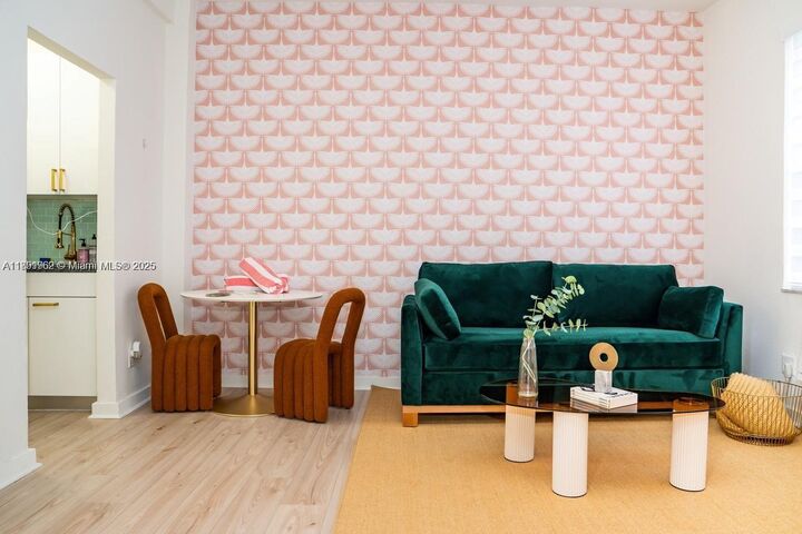 Property Photo:  3030 Collins Ave 1E  FL 33140 