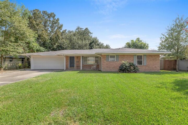 Property Photo: 625 Contour Dr Drive LA 70605
