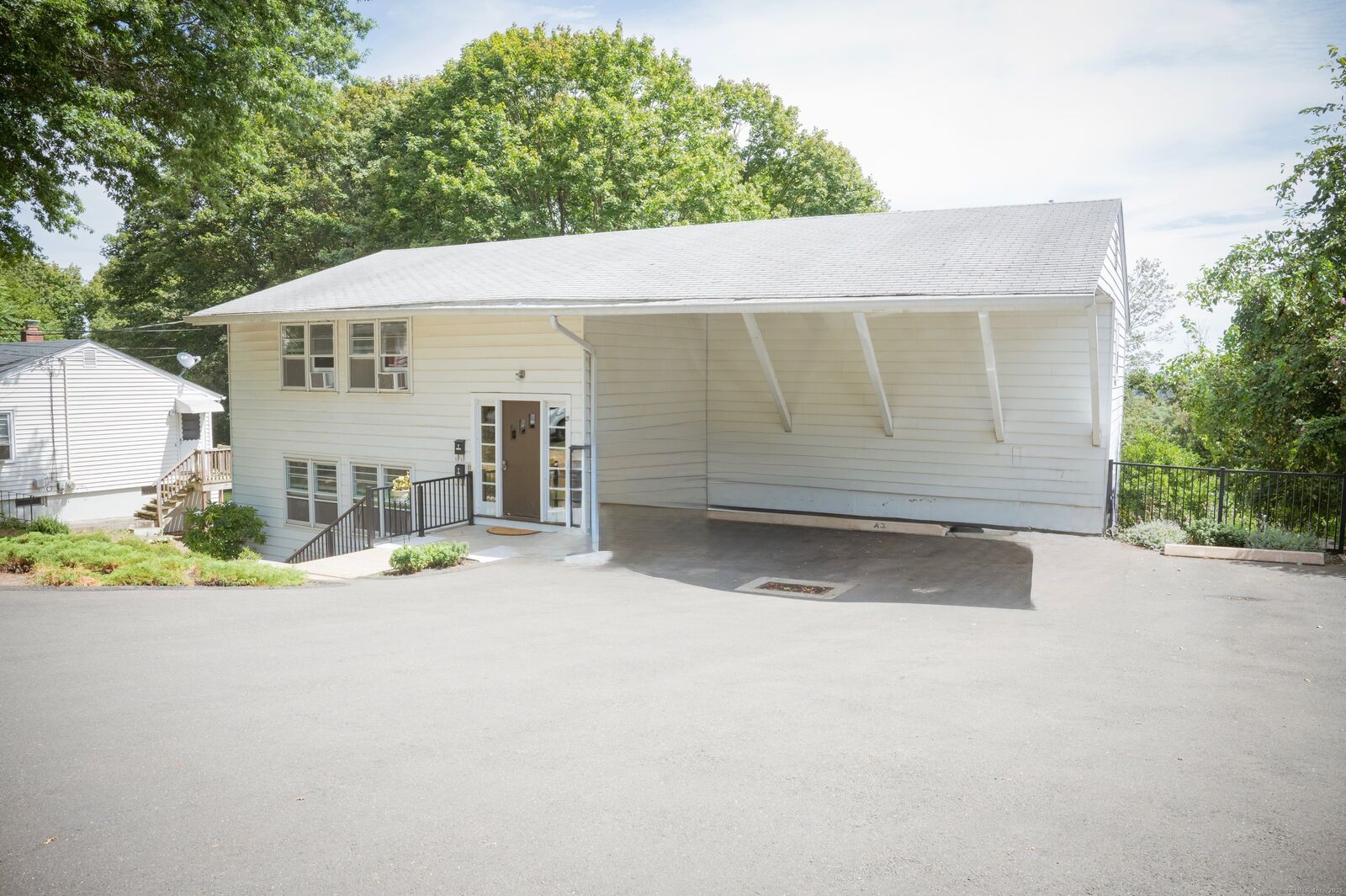 Property Photo:  