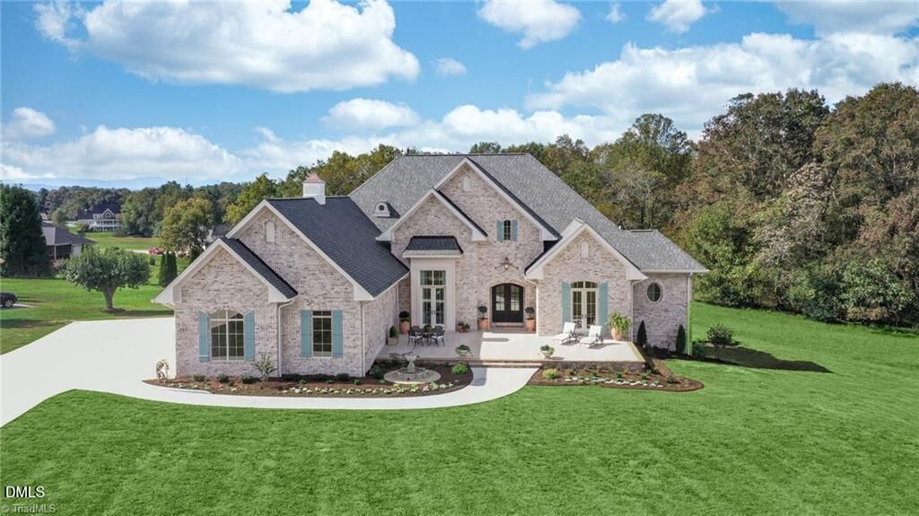 Property Photo: 202 Canterbury Drive NC 28659