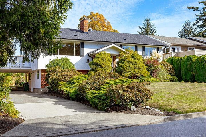 Property Photo: 1814 Hillcrest Ave BC V8N 5R8