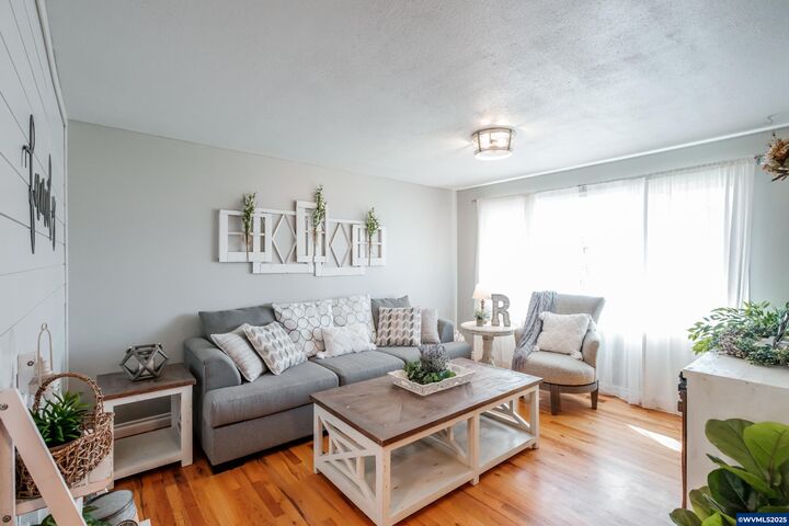 Property Photo: 1775 Blarney Stone Ct NE OR 97303