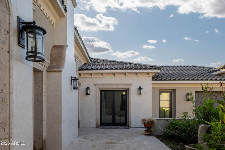 Property Photo:  1011 E Kingbird Place  AZ 85286