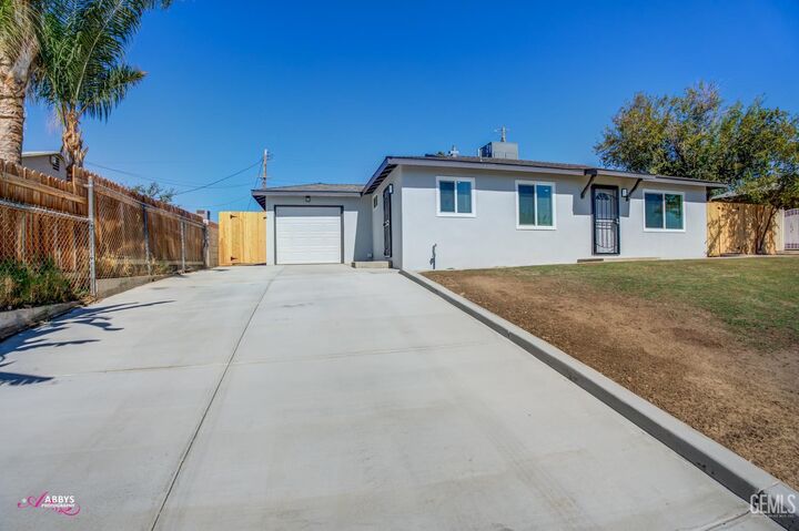 Property Photo: 1704 Bower Street CA 93305