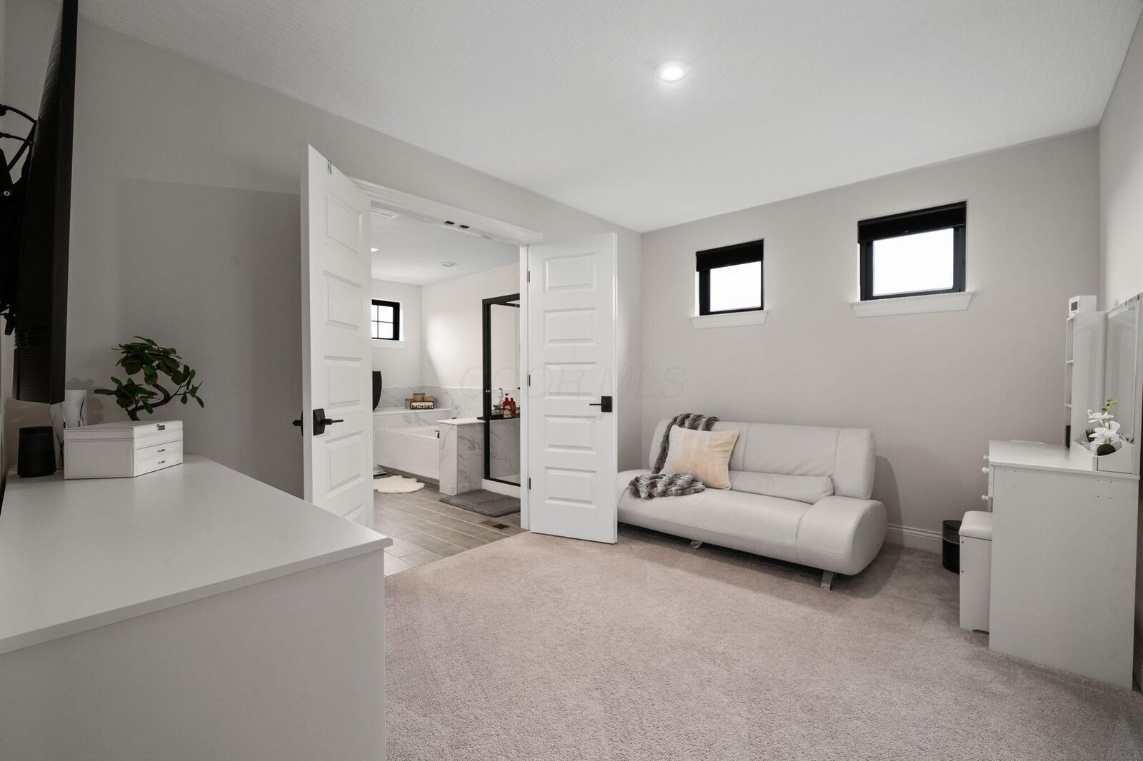 Property Photo: 8160 Smiths Circle OH 43065