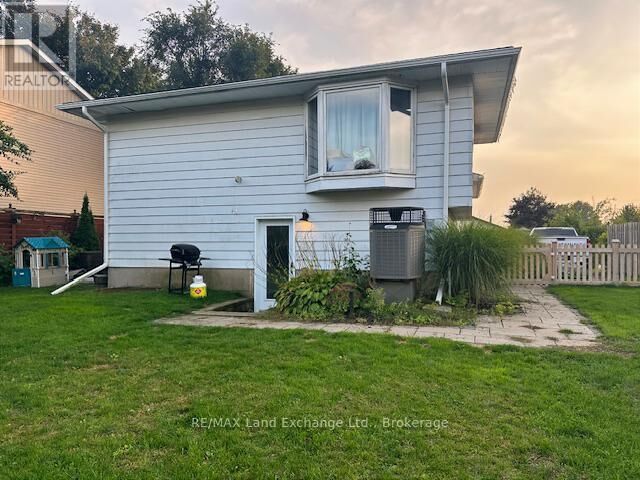 Property Photo:  511 Wales Drive #2  ON N0H 2C1