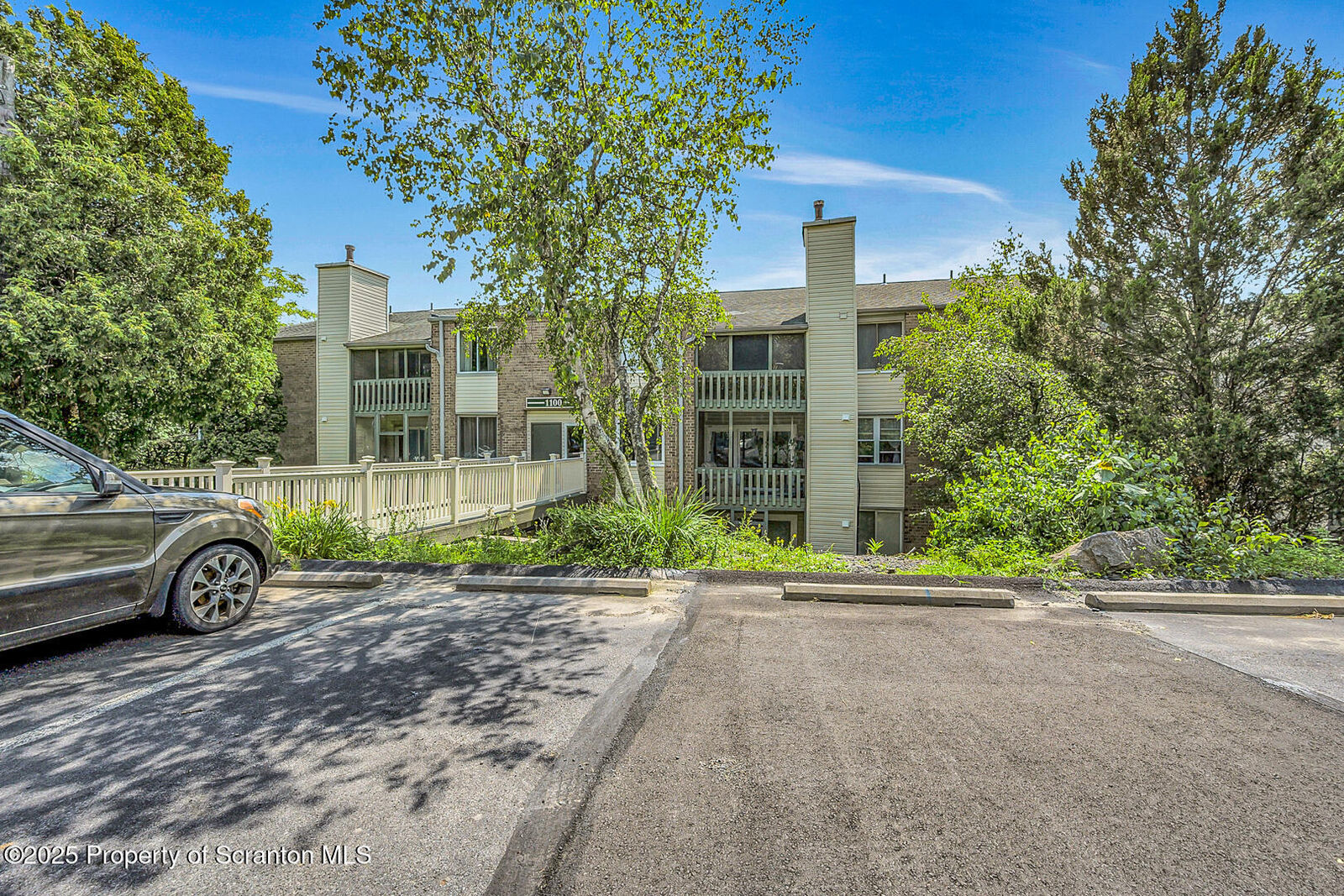 Property Photo: 1112 Summit Pointe PA 18508