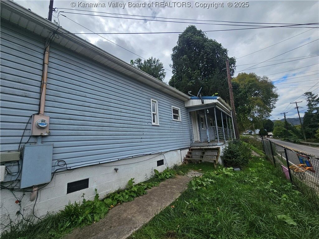 Property Photo:  1413 Fayette Pike W  WV 25136
