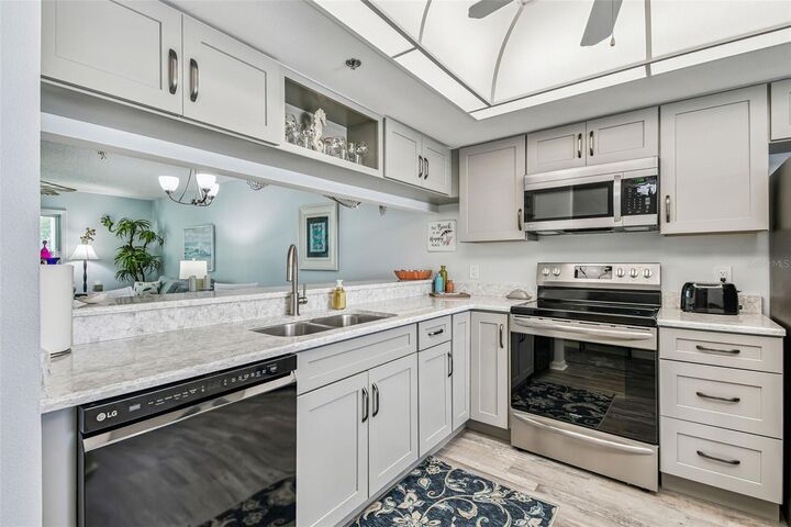 Property Photo: 7301 29th Ave Dr W 202 FL 34209