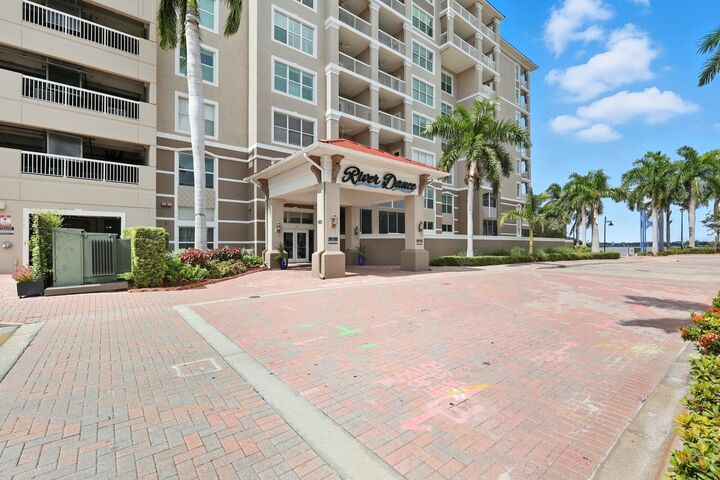 Property Photo: 808 3rd Avenue W 111 FL 34205