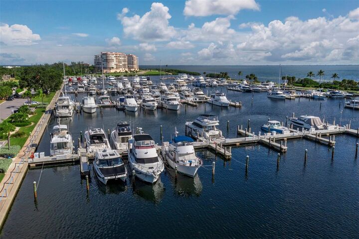 Property Photo: 2800 Harbourside Drive E06 FL 34228