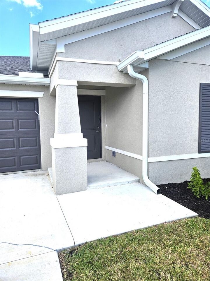 Property Photo: 106 Leisure Place FL 33947