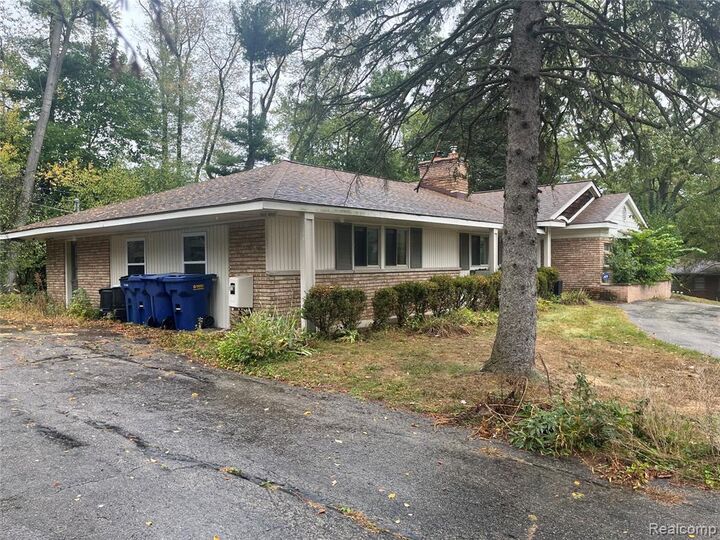 Property Photo:  240 Applewood Lane  MI 48302 1100 