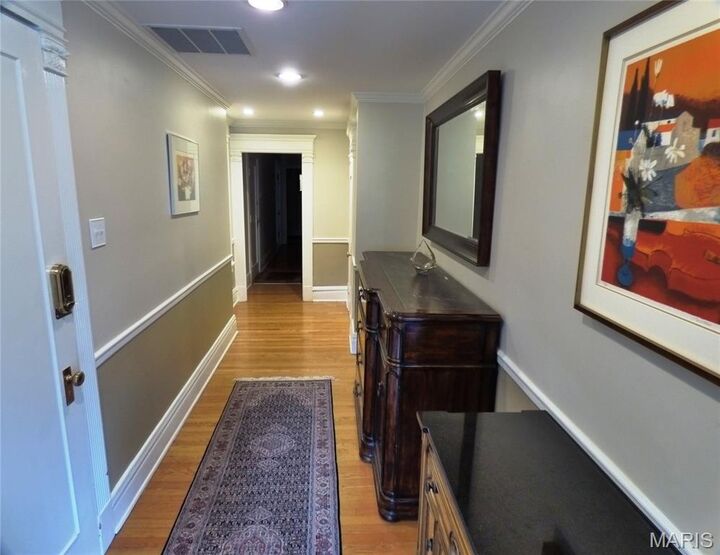 Property Photo: 10 N Kingshighway Boulevard 3cs MO 63108