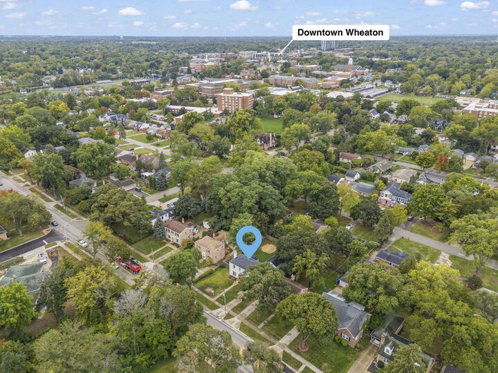 Property Photo: 812 N President Street IL 60187
