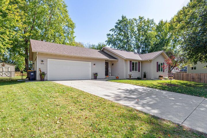 Property Photo: 1404 Lockwood Drive MN 55057