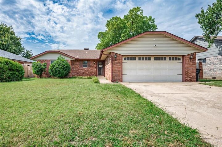 Property Photo: 825 N Briarcliff Drive OK 73170