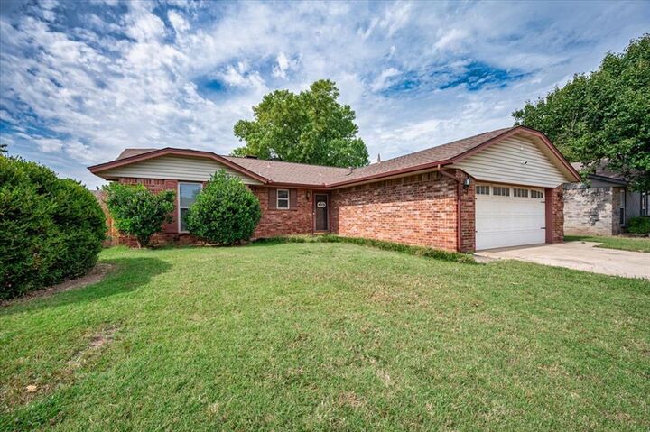 Property Photo: 825 N Briarcliff Drive OK 73170