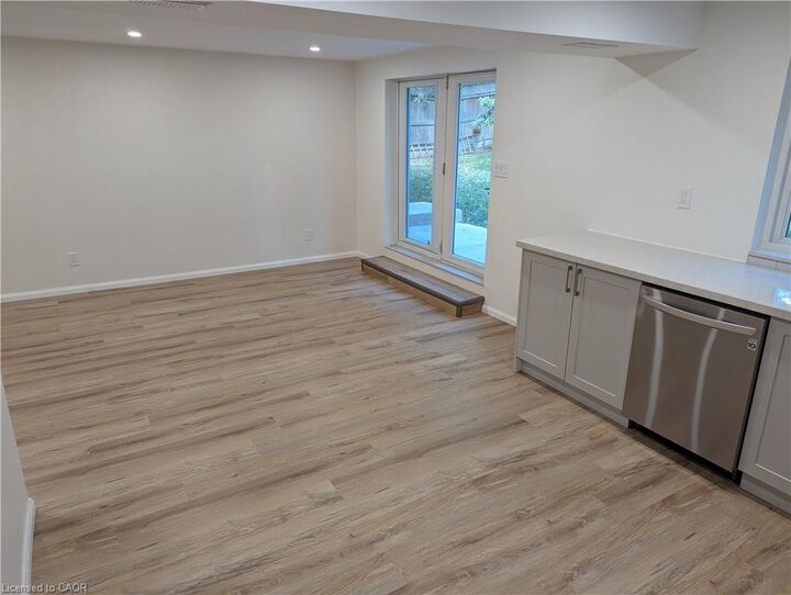 Photo de la propriété:  26 Springbank Crescent Lower  ON N2M 4P7