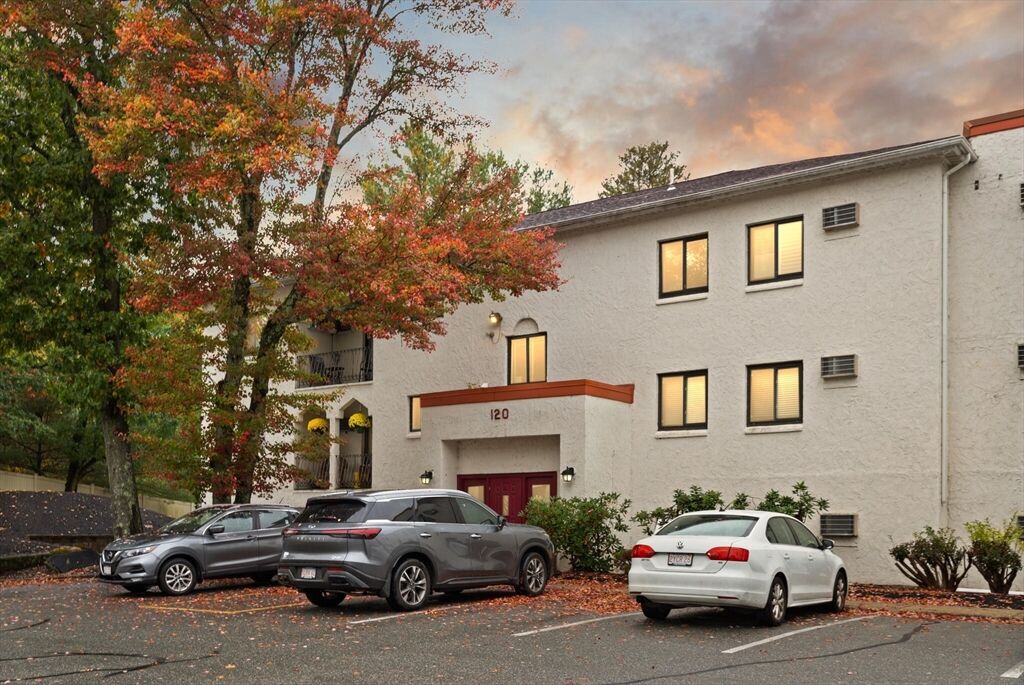 Property Photo: 120 Fellsview Ter 124 MA 02180