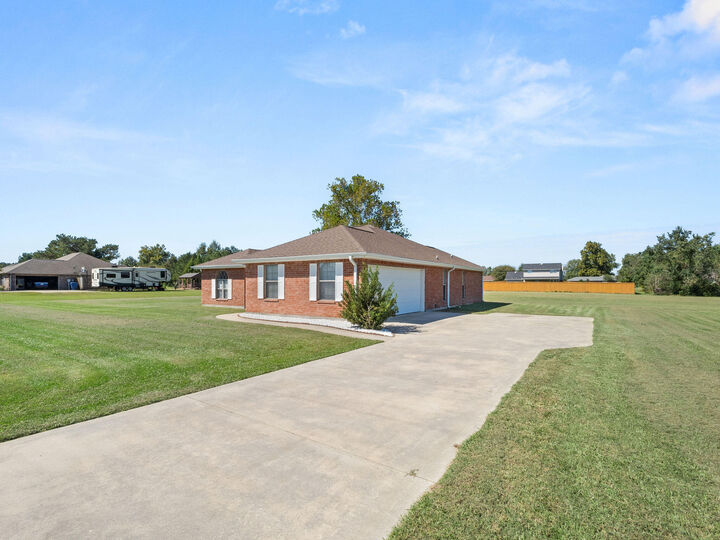 Property Photo: 191 Delia Dr LA 71446