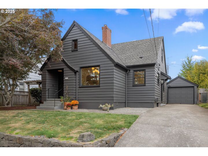 2303 SE Sherman St  Portland OR 97214 photo