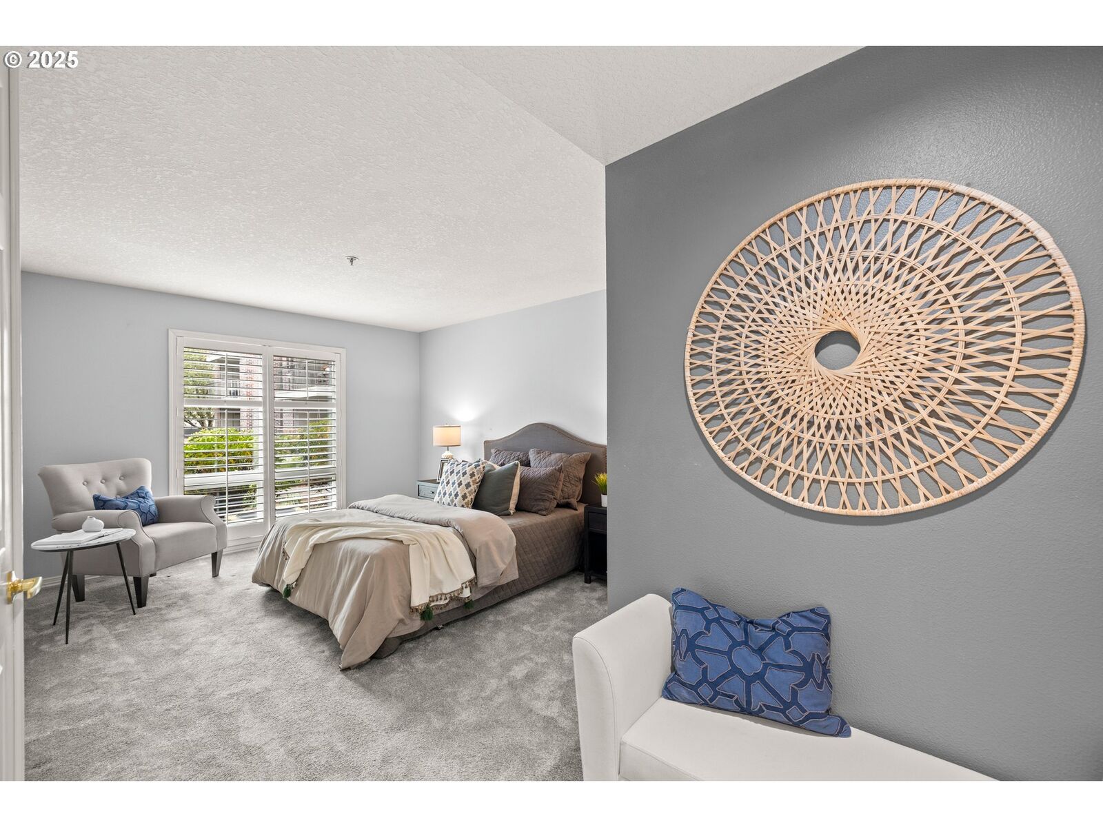 Property Photo:  15420 NE Knott St 2  OR 97230 