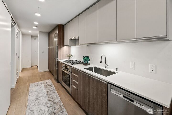 Property Photo: 800 Columbia Street 1801 WA 98104