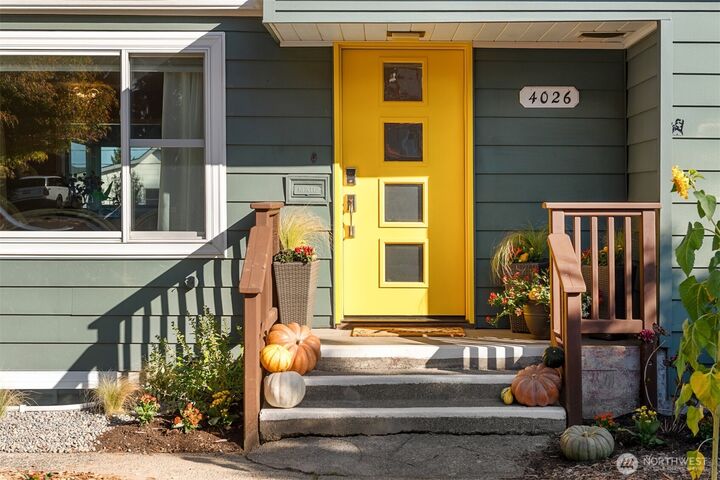 Property Photo: 4026 52nd Avenue SW WA 98116