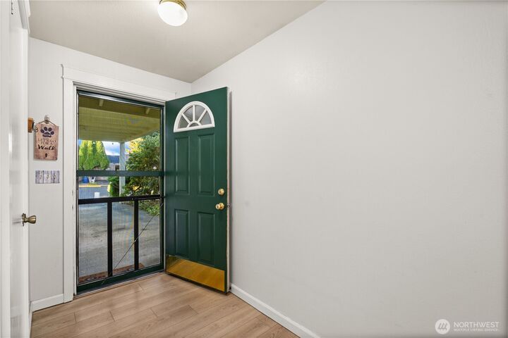 Property Photo: 1218 NE 30th St WA 98002