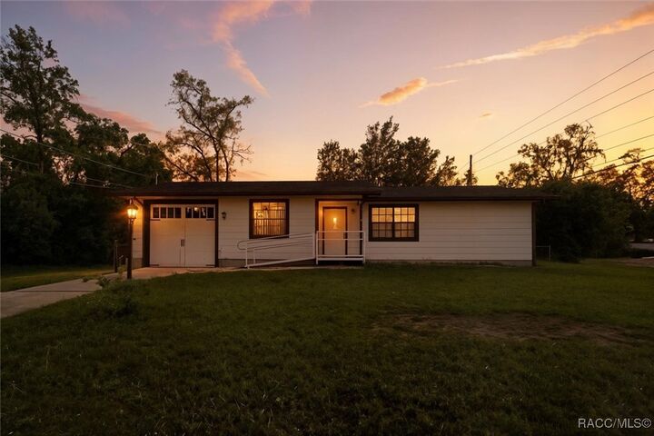 Property Photo:  101 E Inverness Boulevard  FL 34452 