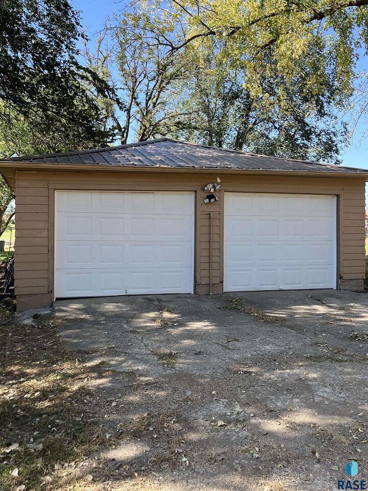 Property Photo:  313 S Dakota Ave  SD 57037 